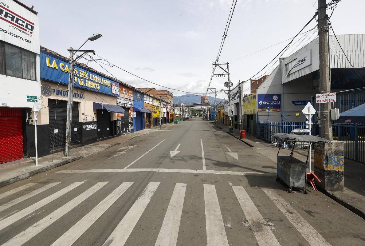 Brigadas de Empresas Varias, Dagrd y otras dependencias oficiales realizan tareas de aseo en el Barrio Corazón de Jesús y la Bayadera. Foto: Manuel Saldarriaga Quintero