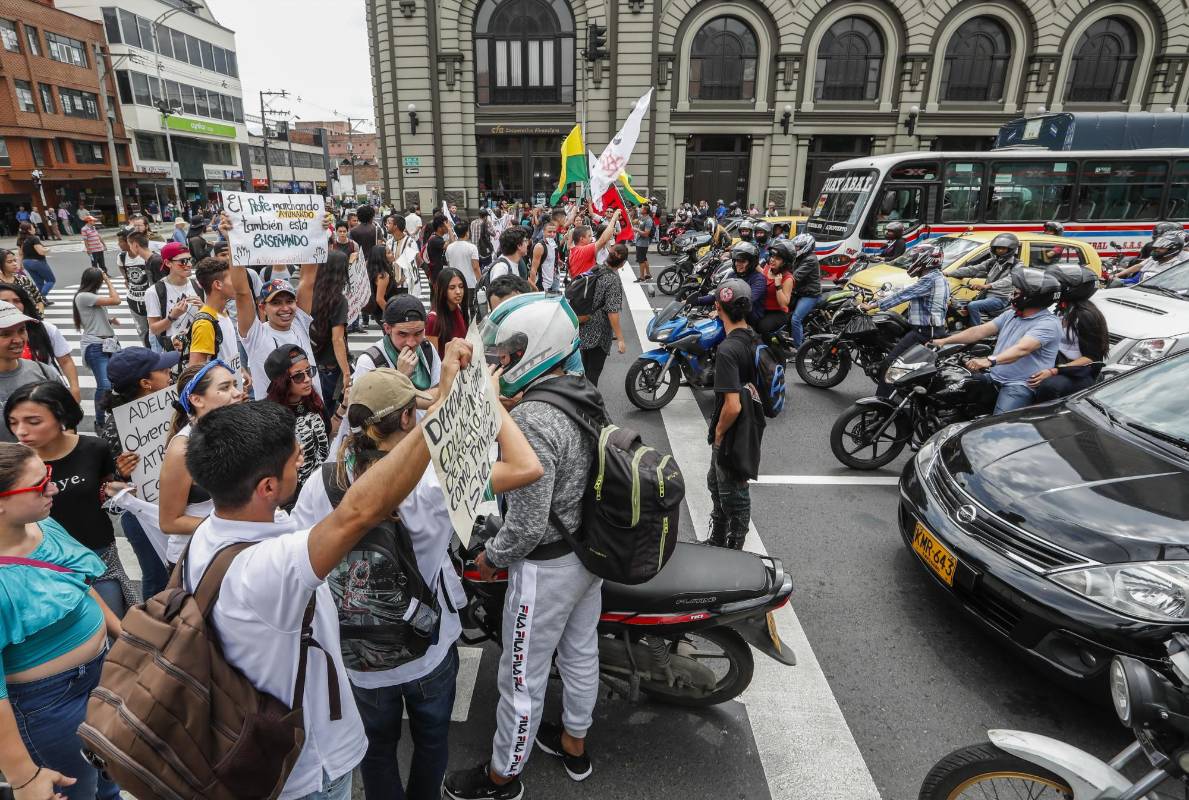 Las vías de la capital antioqueña se paralizaron con el paso de la marcha. Foto: Robinson Sáenz