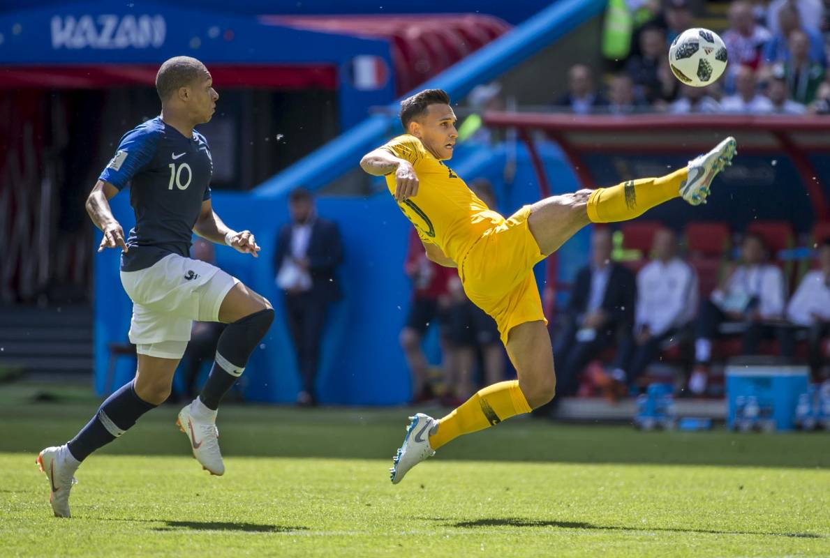 Cuando el partido iba 0-0 el árbitro pidió la revisión de una jugada polémica al VAR, lo que derivó en el cobro de un penalti que representaría el primer gol de Francia, que terminaría ganando el encuentro por 2-1. Foto: Juan Antonio Sánchez, enviado especial