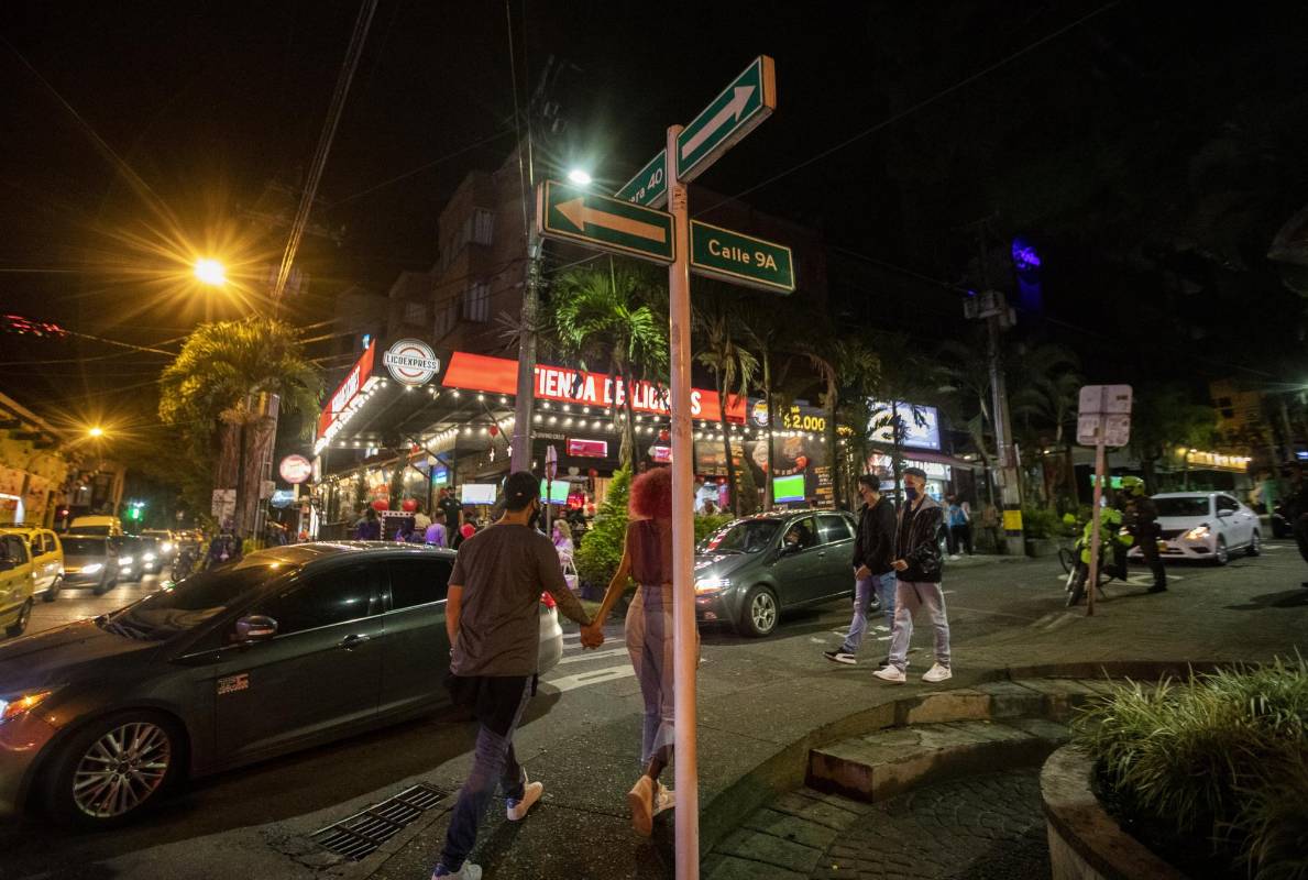 Reapertura de bares y restaurantes en el Parque Lleras. FOTO CAMILO SUÁREZ