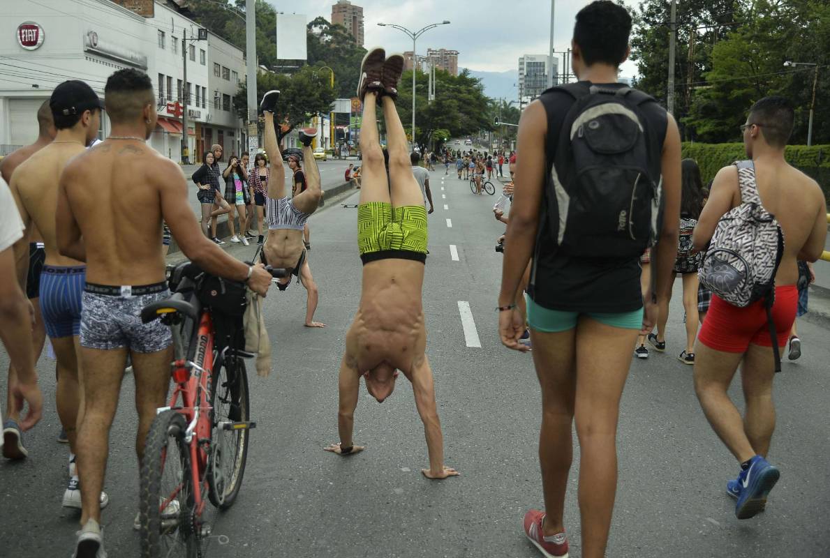 Más de dos mil personas hicieron parte de la tradicional ‘marcha sin pantalones’ realizada en Medellín. La manifestación tenía como fin defender la libertad de expresión a nivel mundial. FOTO AFP.