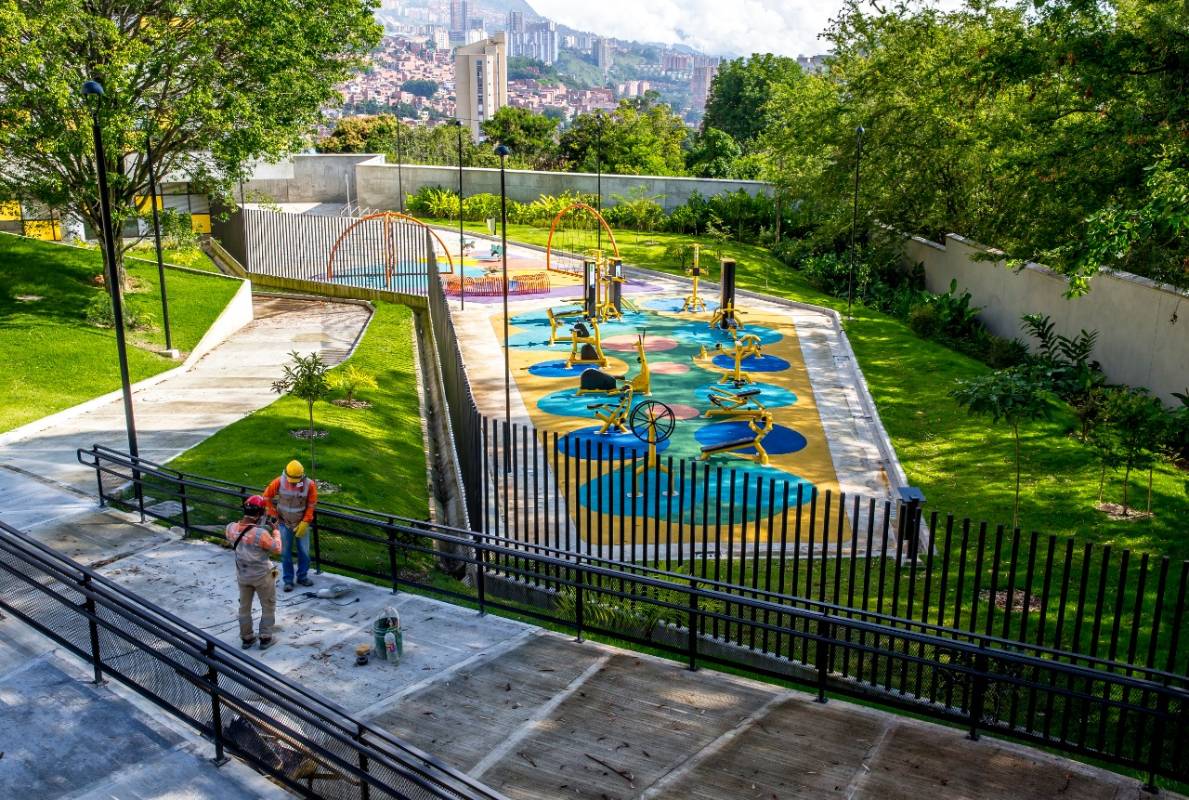 La infraestructura física de este proyecto, ubicado entre las comunas 12 y 13, tiene un avance de obra del 99 %. La componen 14 edificios, con 16 aulas convencionales y 18 aulas multipropósito. Sus instalaciones tienen equipamiento de alta tecnología y laboratorios. También se construyeron zonas deportivas y gimnasio al aire libre, además posee espacios flexibles que pueden cambiarse según la necesidad académica de la comunidad. FOTO JUAN ANTONIO SÁNCHEZ