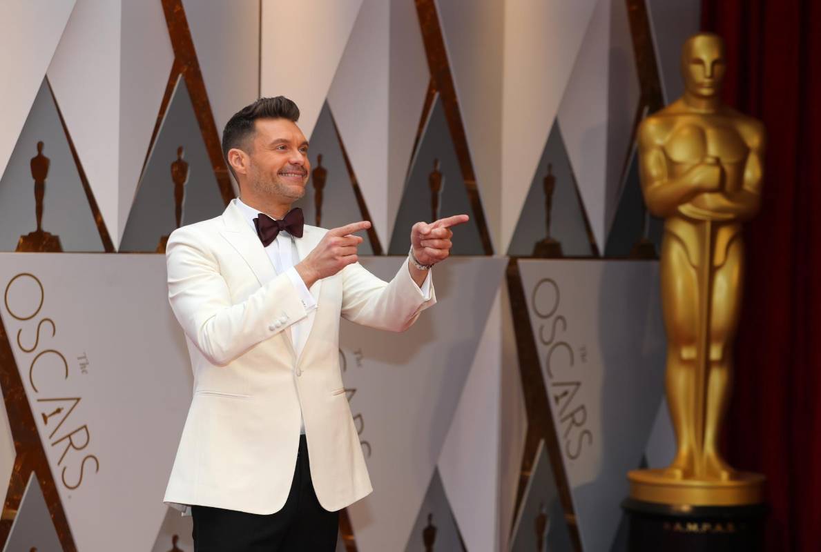 De blanco el presentador Ryan Seacrest. FOTO Reuters