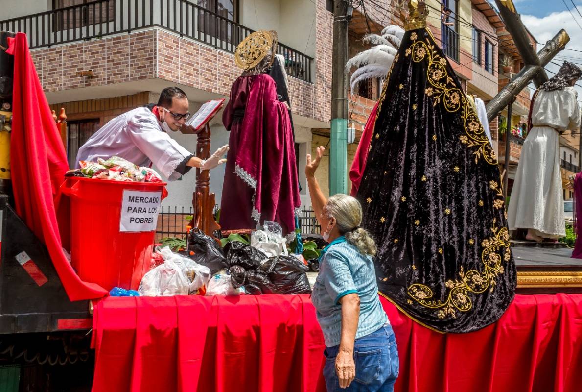 En este municipio del sur, el viacrucis lo lideró el padre Pedro Pablo Agudelo de la parroquia del barrio San Pio. Al mismo tiempo que se hacían las oraciones se recogían donaciones en alimentos y dinero para los más pobres. Foto: Juan Antonio Sánchez. 