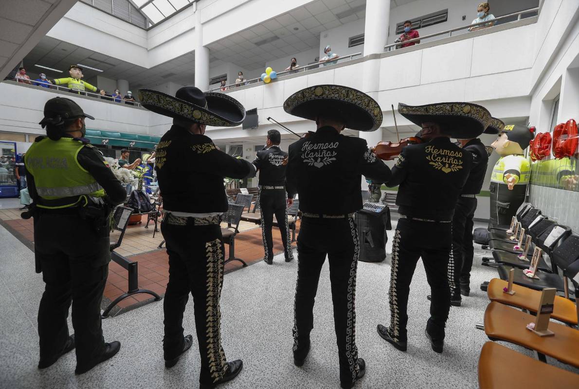 Sorprendidas quedaron las madres en la unidad intermedia la piloto del barrio Manrique de Medellín, cuando llegaron miembros de la policía Metropolitana acompañados de un conjunto de mariachis a celebrarles su día especial. Foto: Manuel Saldarriaga Quintero.