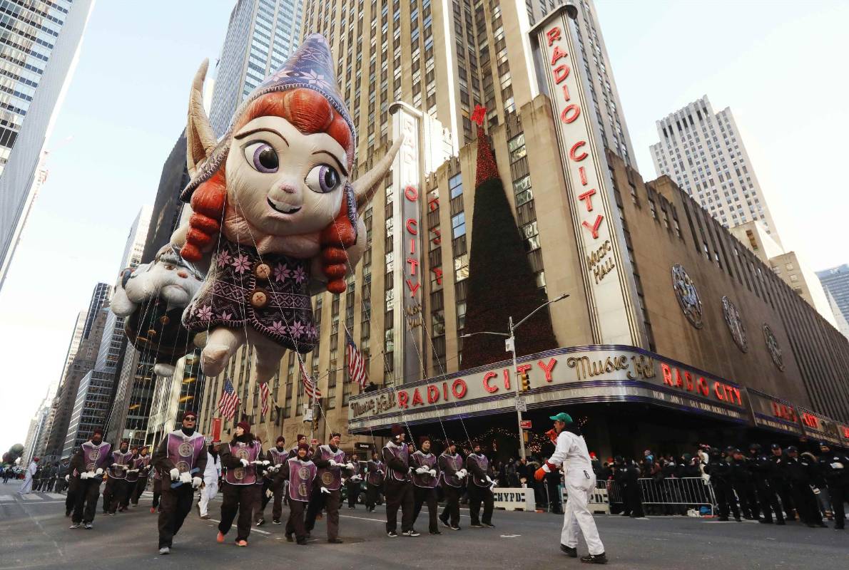 Y lo fue. Globos gigantes representando a personajes del mundo del cómic, de las películas y los videojuegos flotaron por las calles de Manhattan después de que fueran autorizados para volar y millones de personas se alinearon en las calles para poder ver estos globos gigantes, las carrozas, las bandas de música de todo el país, grupos de animadores e incluso un Papá Noel que anuncia ya la cercanía de la Navidad.