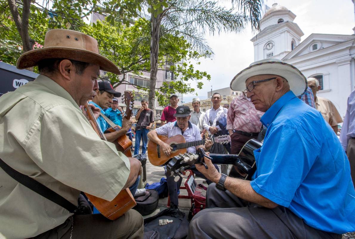 El Parque de Berrío es el corazón de la ciudad. Situado frente a la iglesia de la Candelaria, está rodeado de edificios patrimoniales o de gran valor arquitectónico. Es lugar de encuentro de muchas personas. Por eso, artistas de música campesina, despecho, carrilera y parrandera se dan cita allí todos los días. Foto: Juan Antonio Sánchez