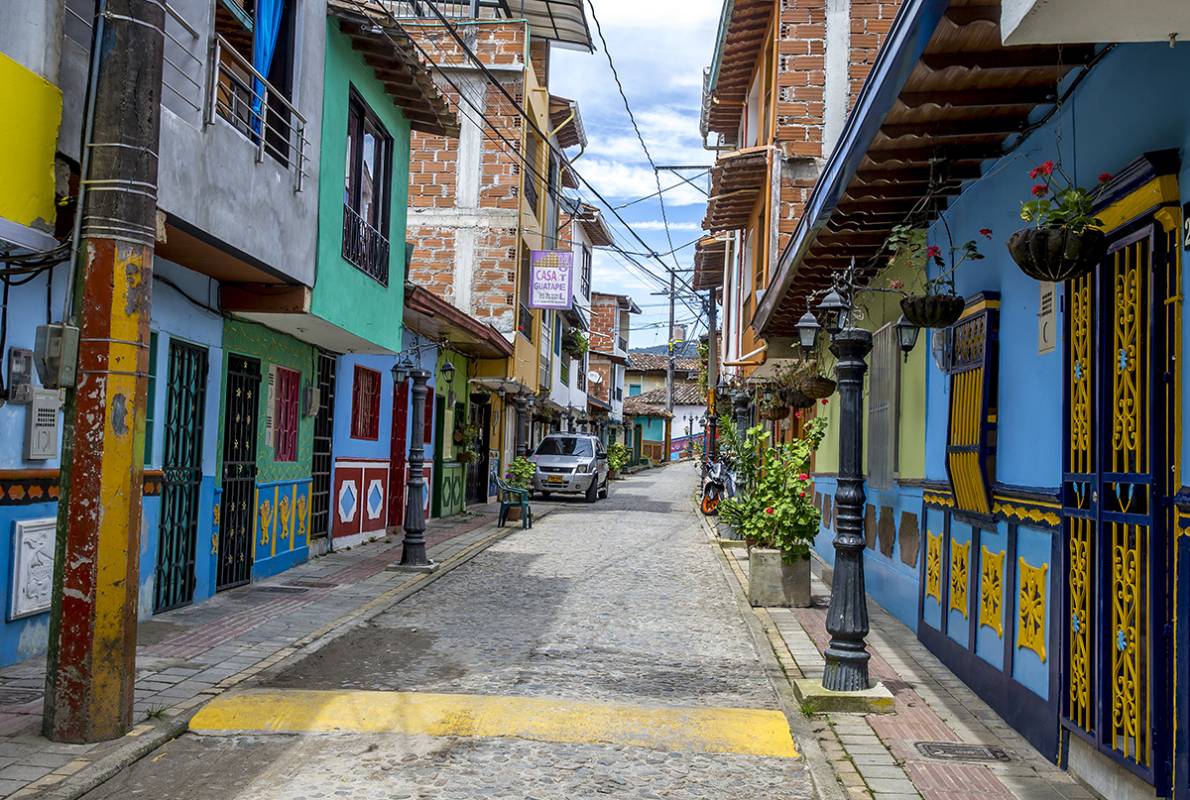 El colorido de los zócalos de las viviendas, atrae turistas por montones y son el símbolo cultural del municipio. Foto Juan Antonio Sánchez Ocampo 