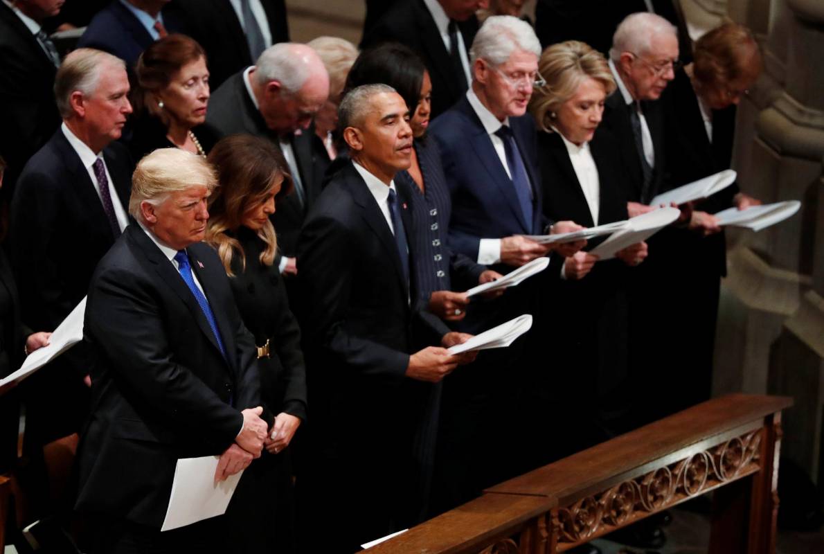 El presidente estadounidense Donald Trump, la primera dama Melania Trump, el ex presidente Barack Obama, la ex primera dama Michelle Obama, el ex presidente Bill Clinton, la ex primera dama Hillary Clinton, el ex presidente Jimmy Carter y la ex primera dama Rosalynn Carter representan una canción durante el funeral de estado para el ex presidente George HW Bush en la Catedral Nacional de Washington en Washington, EE. UU., 5 de diciembre de 2018. REUTERS / Kevin Lamarque