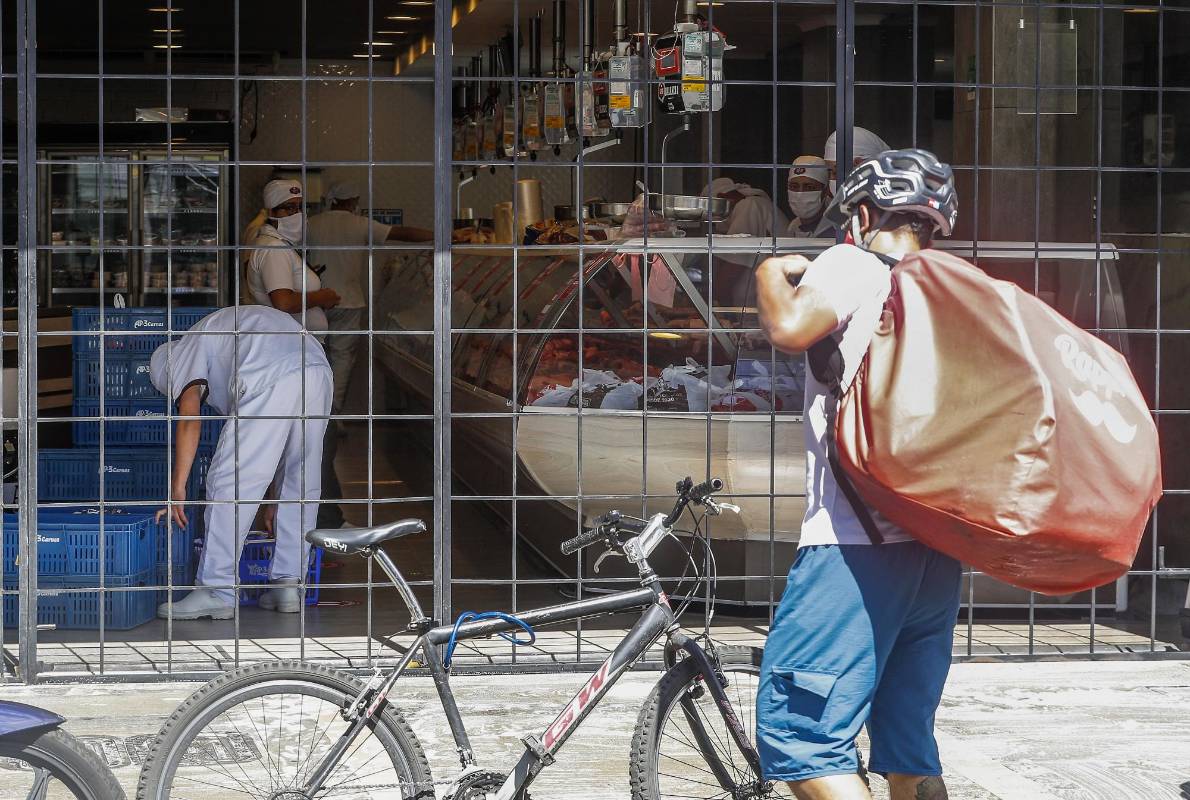 Las tiendas de barrio y los supermercados incrementaron las ventas a domicilio como respuesta a la cuarentena estricta. FOTO MANUEL SALDARRIAGA QUINTERO