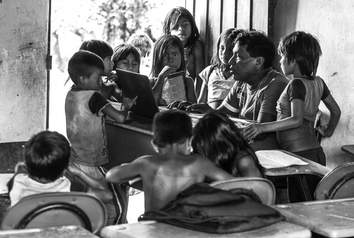 Cada día, 97 niños Emberá atraviesan selvas y ríos para asistir a clases en una zona rural. Foto: Manuel Saldarriaga Quintero.