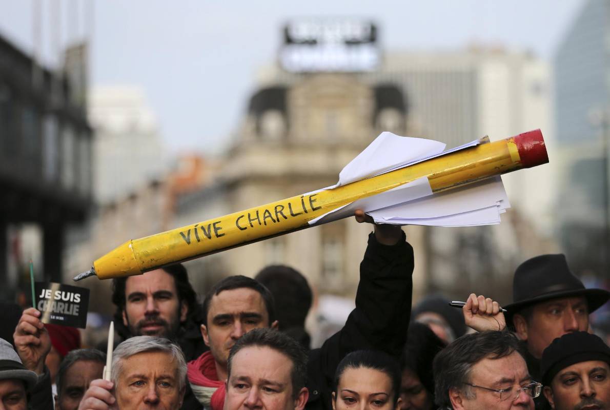 También en Bruselas unas 20.000 personas, según la policía, marcharon por el centro de la ciudad. En alusión al ataque del miércoles contra Charlie Hebdo, donde murieron doce personas, los asistentes alzaron lápices y exhibieron carteles con frases como Yo soy Charlie y Libertad de expresión. REUTERS