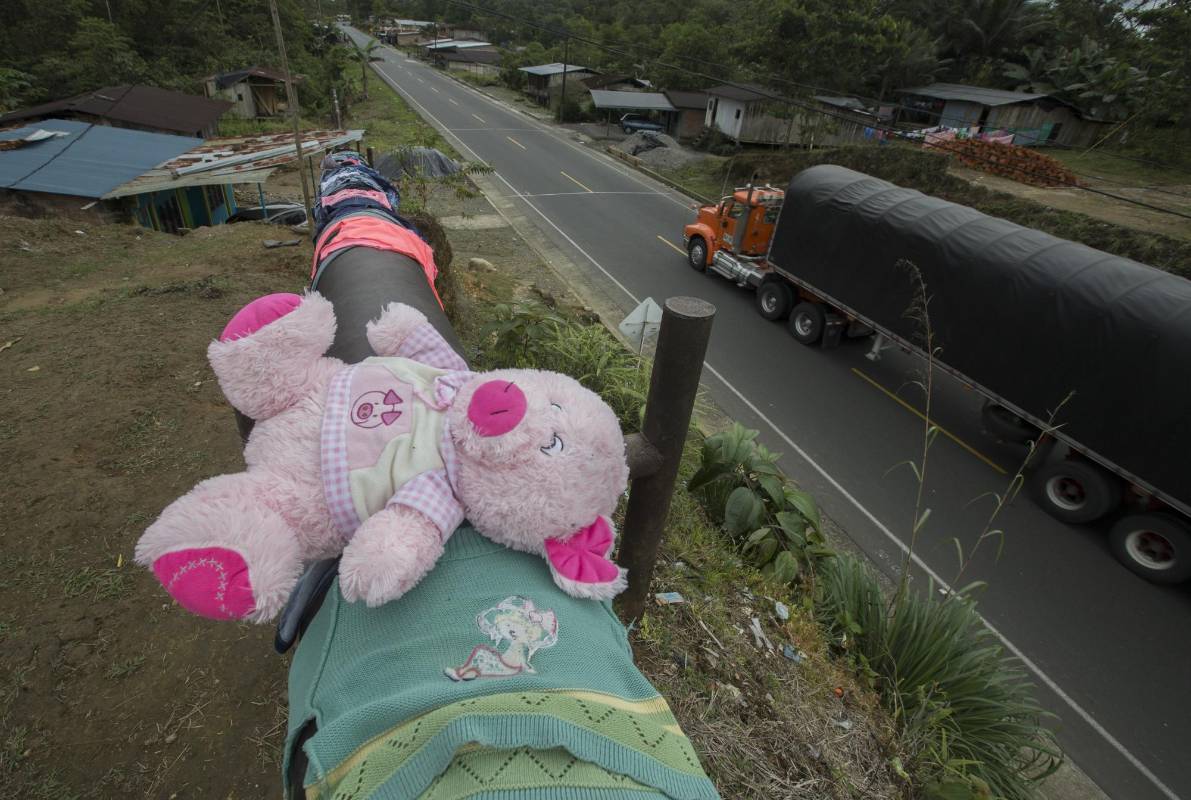 La comunidad usa la tubería de Ecopetrol como tendedero de ropa y los niños para jugar en él. FOTO: Donaldo Zuluaga.