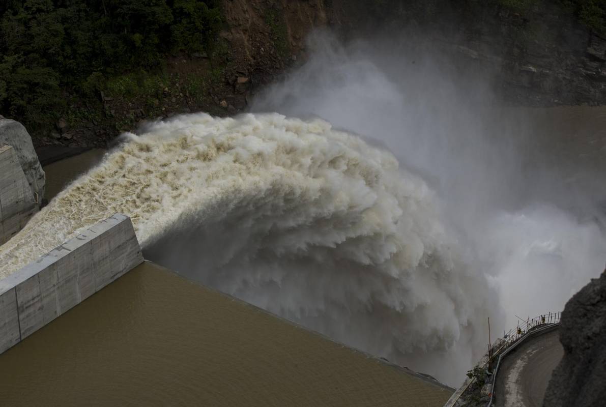 Con la apertura de esta compuerta, desaparece el riesgo de una avalancha. Foto Jaime Pérez