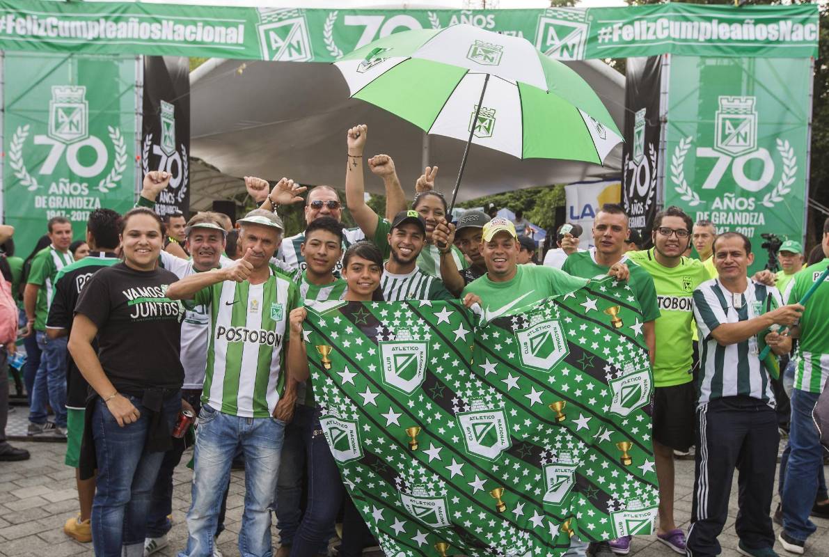 El sábado en la antesala del partido ante Once Caldas, los hinchas celebraron el cumpleaños del equipo. FOTO JULIO CÉSAR HERRERA