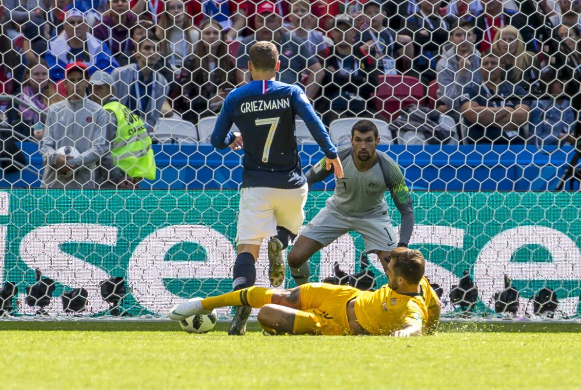Cuando el partido iba 0-0 el árbitro pidió la revisión de una jugada polémica al VAR, lo que derivó en el cobro de un penalti que representaría el primer gol de Francia, que terminaría ganando el encuentro por 2-1. Foto: Juan Antonio Sánchez, enviado especial