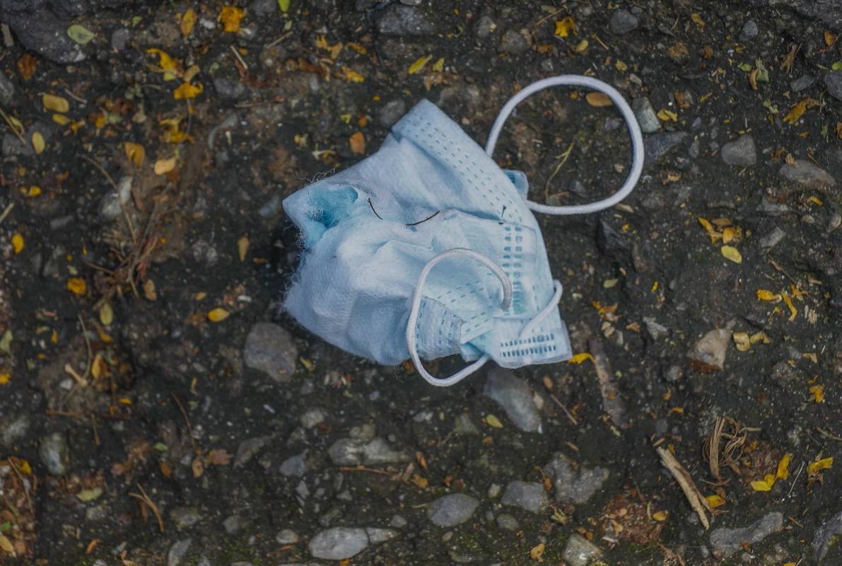 Los tapabocas que son elementos de bioseguridad, esos que protegen y salvan vidas, son tirados al piso como basura después de su uso. Una preocupante práctica porque genera contaminación y además un riesgo porque no se sabe el estado de salud de quien los usó. Foto: Manuel Saldarriaga Quintero.