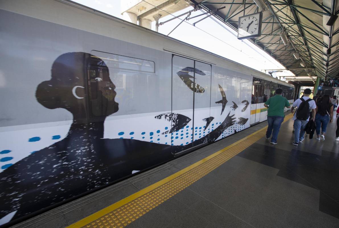 El Metro conmemora la obra de 12 escritores afrocolombianos. Se trata fragmentos de poemas que están escritos dentro de tres vagones en la edición de la 14 fiesta del libro en Medellín. Foto: Manuel Saldarriaga Quintero.