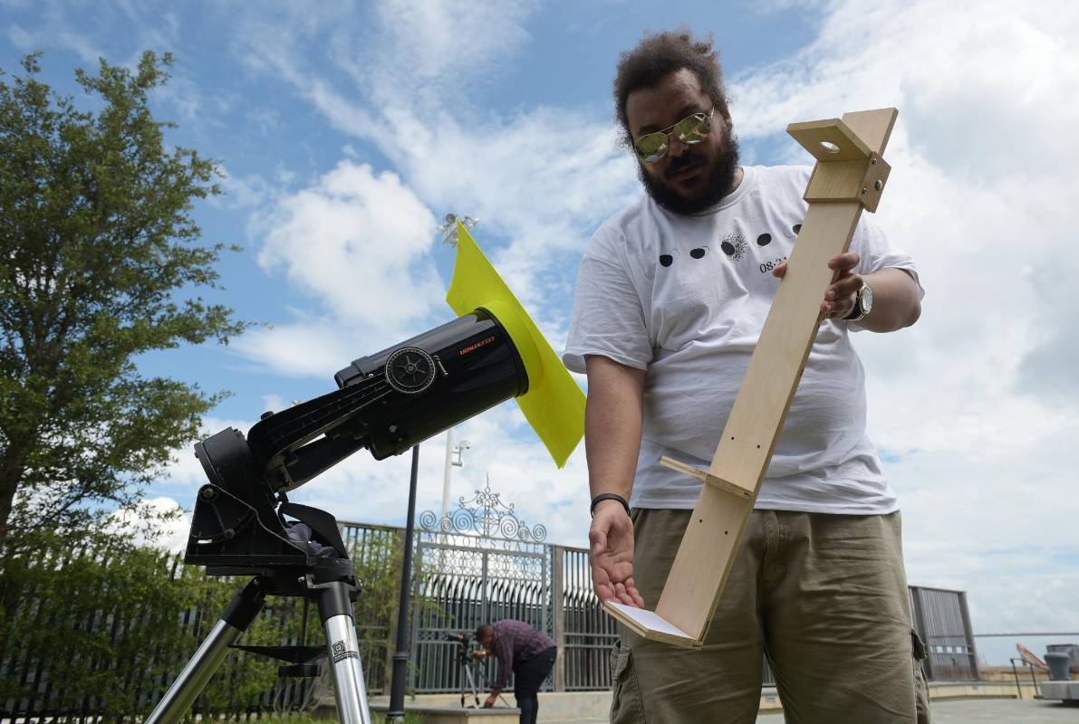Algunos observadores habían fabricado sus propios proyectores de agujeros de cartón y cinta adhesiva. Foto: AFP 