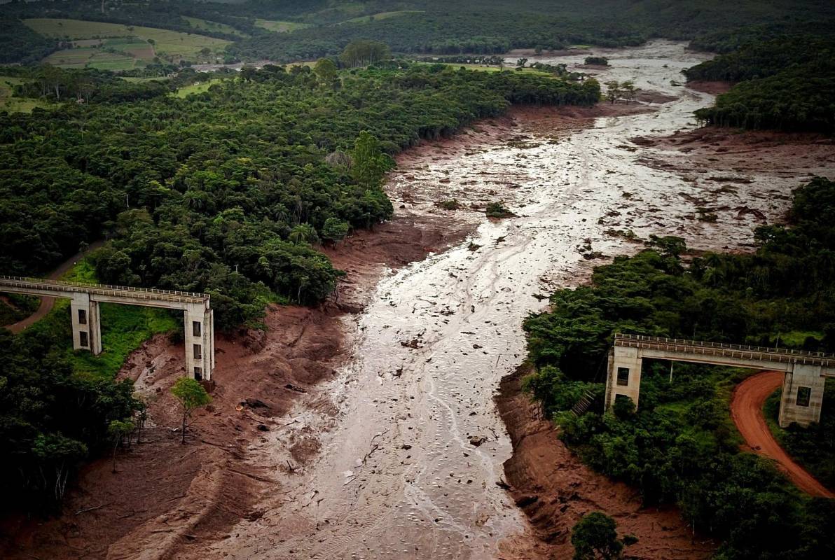 Según el Cuerpo de Bomberos el desastre dejó “varios muertos”. La tragedia provocó una corriente de lodo que llegó al río Parapoeba en la cuenca del San Franciso, precisó el Ministerio de Medio Ambiente. Foto: EFE/ Yuri Edmundo