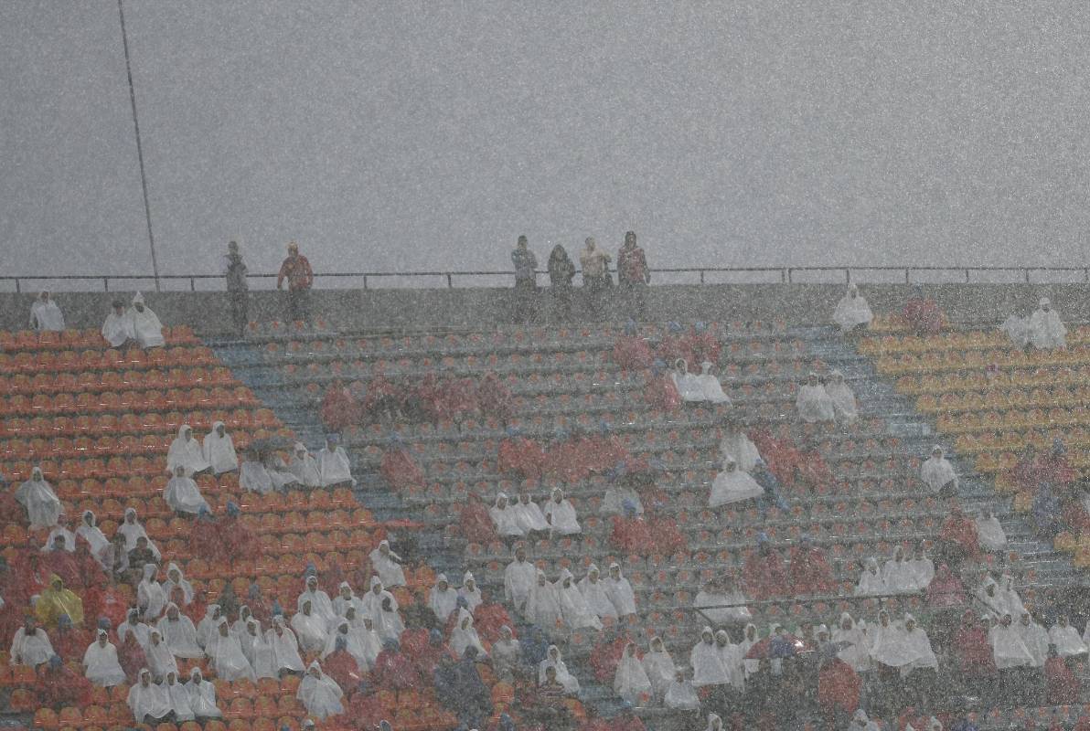 Muchos aficionados se refugiaron en los pasillos del escenario y otros, por la larga espera, decidieron renunciar a ver el segundo tiempo y se marcharon a sus casas. Foto: Manuel Saldarriaga. 