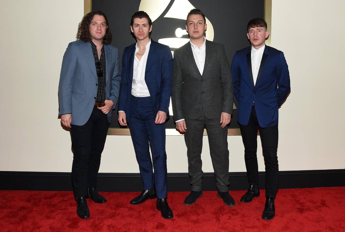 Los hombres también muy elegantes. Los nominados Arctic Monkeys. AFP