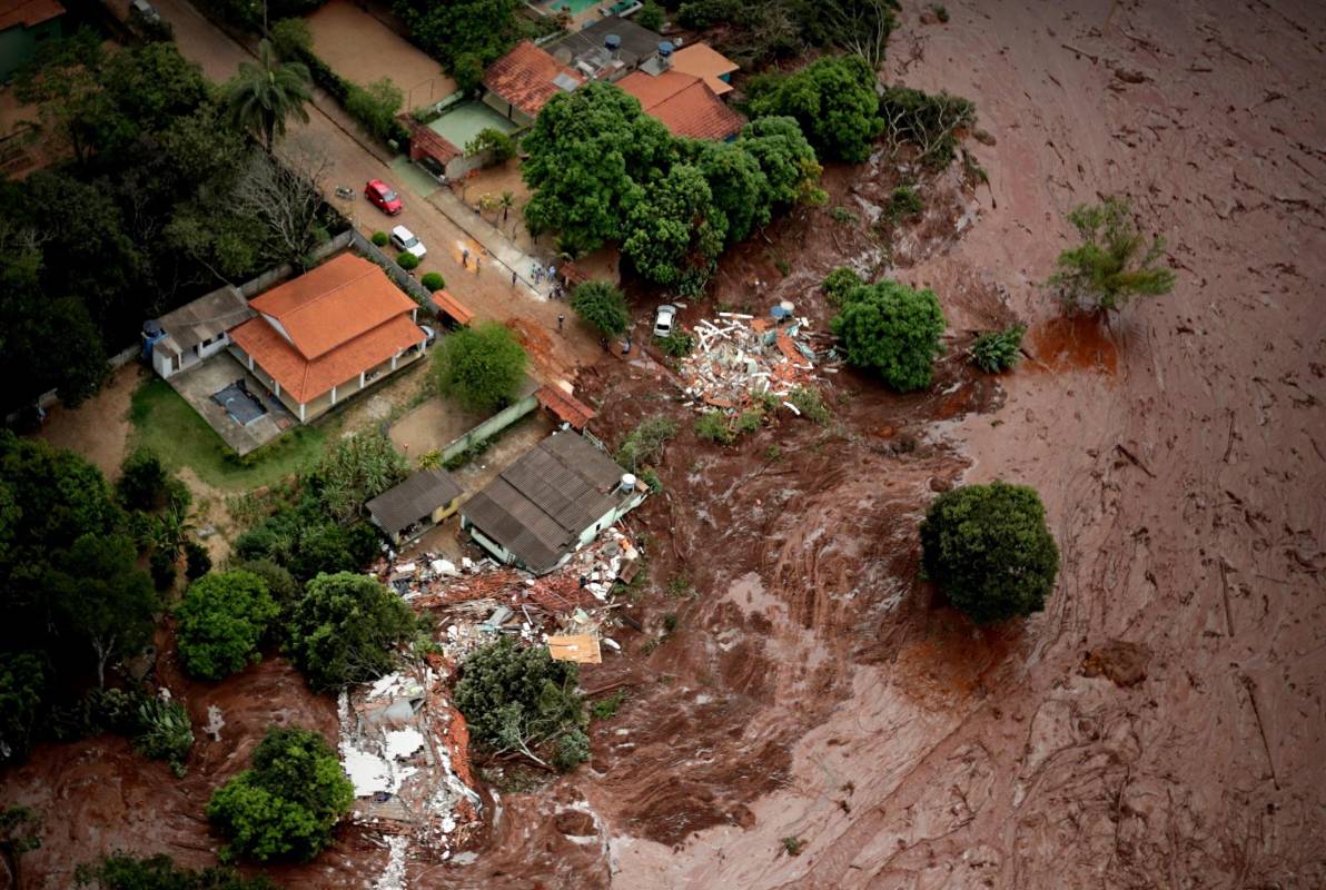 En un sobrevuelo en helicóptero, se podía ver varias casas, tractores y un puente soterrado bajo el lodo, así como varias viviendas completamente destruidas. Foto: EFE/Antonio Lacerda