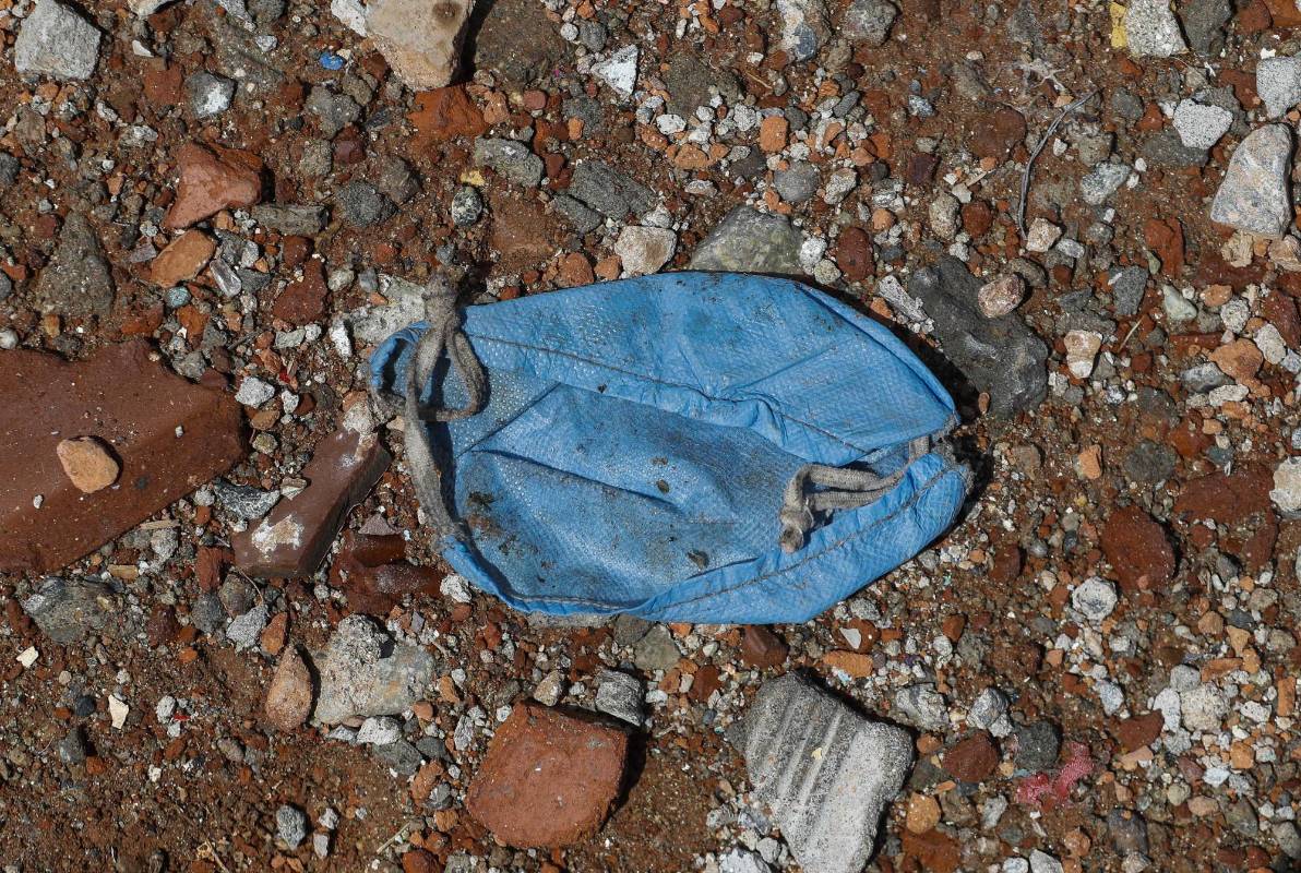 Los tapabocas que son elementos de bioseguridad, esos que protegen y salvan vidas, son tirados al piso como basura después de su uso. Una preocupante práctica porque genera contaminación y además un riesgo porque no se sabe el estado de salud de quien los usó. Foto: Manuel Saldarriaga Quintero.