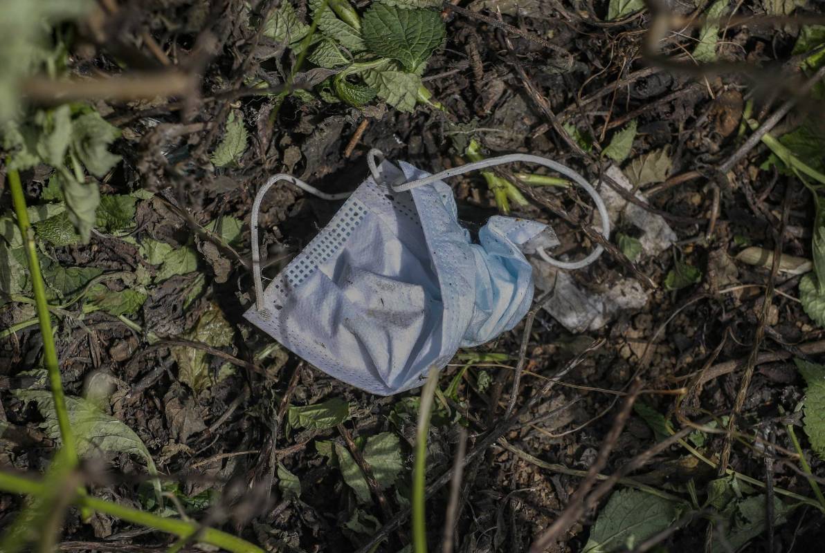 Los tapabocas que son elementos de bioseguridad, esos que protegen y salvan vidas, son tirados al piso como basura después de su uso. Una preocupante práctica porque genera contaminación y además un riesgo porque no se sabe el estado de salud de quien los usó. Foto: Manuel Saldarriaga Quintero.