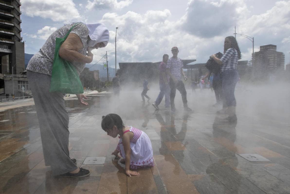 Son 950 boquillas muy delgadas para la salida de cortinas de agua que crean un microclima ideal para el desarrollo de actividades al aire libre. Foto: Manuel Saldarriaga Quintero.