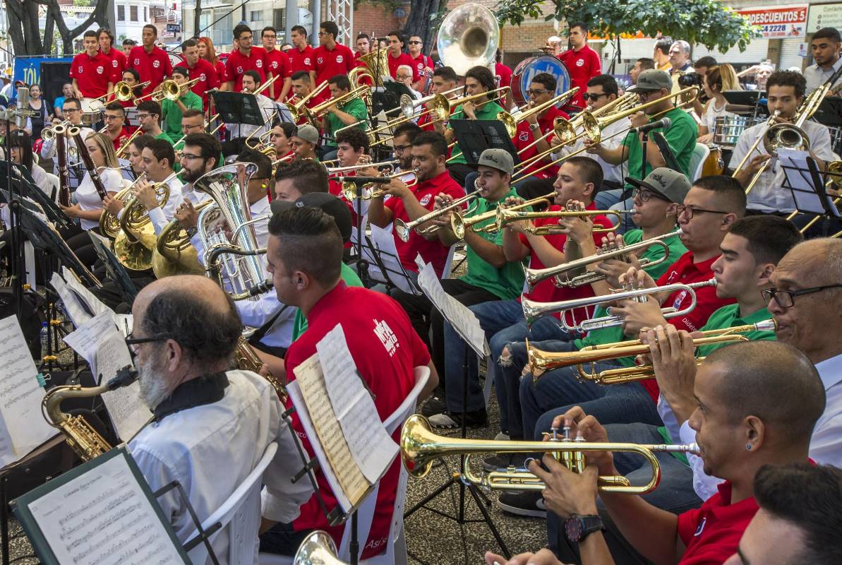 Barrisas de Atlético Nacional y Deportivo Independiente Medellín se citaron en el Parque Bolívar, en el centro de Medellín, pero esta vez para interpretar junto a la Banda Sinfónica de la Universidad de Antioquia, su repertorio en la tradicional Retreta Dominical. FOTO JUAN ANTONIO SÁNCHEZ