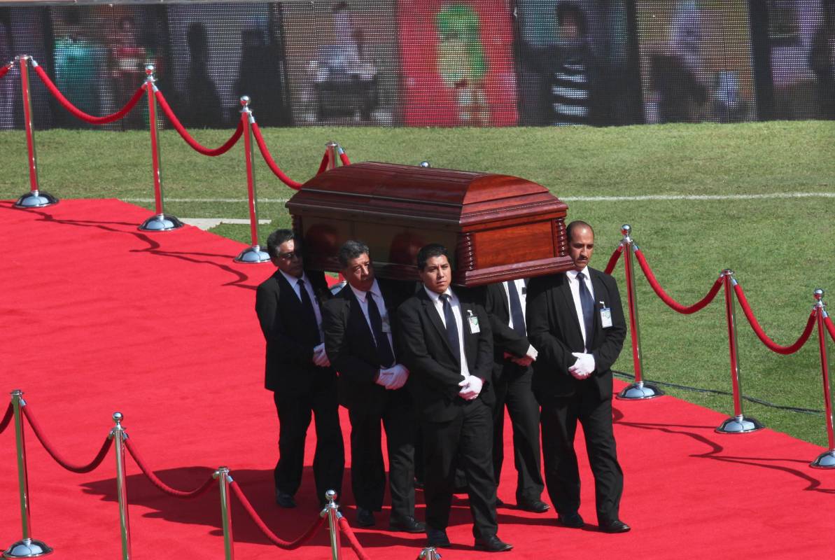 El cortejo fúnebre recorrió antes de llegar al Estadio Azteca las calles del Distrito Federal. FOTO AP