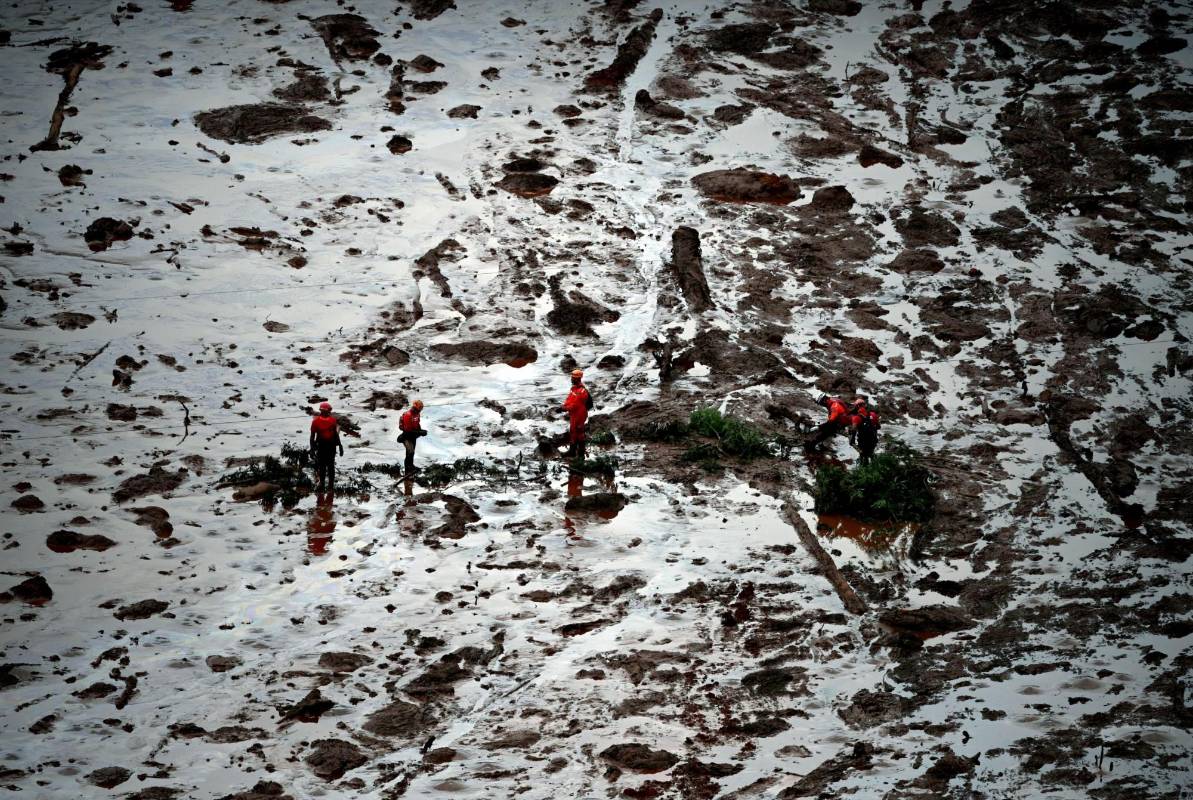El rescate y la atención a los heridos son realizados en el lugar por el Cuerpo de Bomberos y por la Defensa Civil. Foto: EFE/Antonio Lacerda