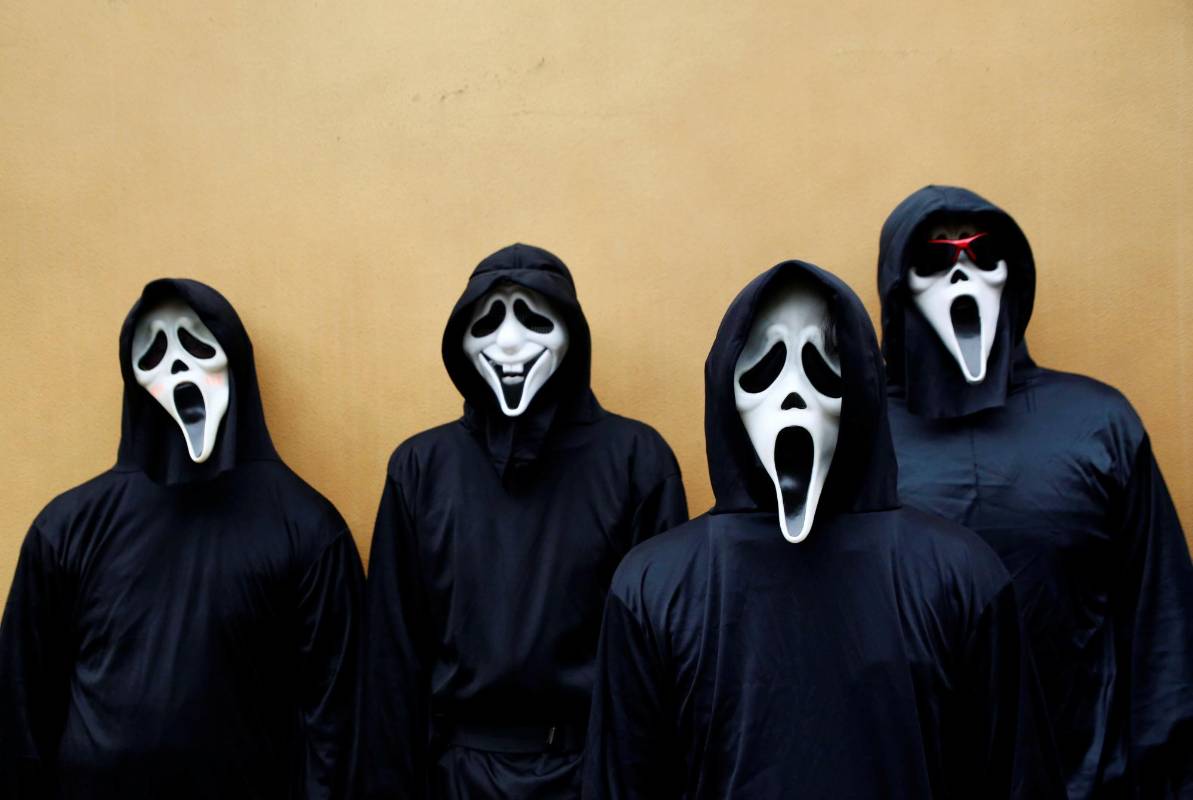 La tradicional fiesta de Halloween despierta la creatividad en todos los rincones del mundo. Desde los macabros personajes típicos de películas de terror hasta los más osados que usan la actualidad como excusa para robarse todas las miradas. FOTO REUTERS