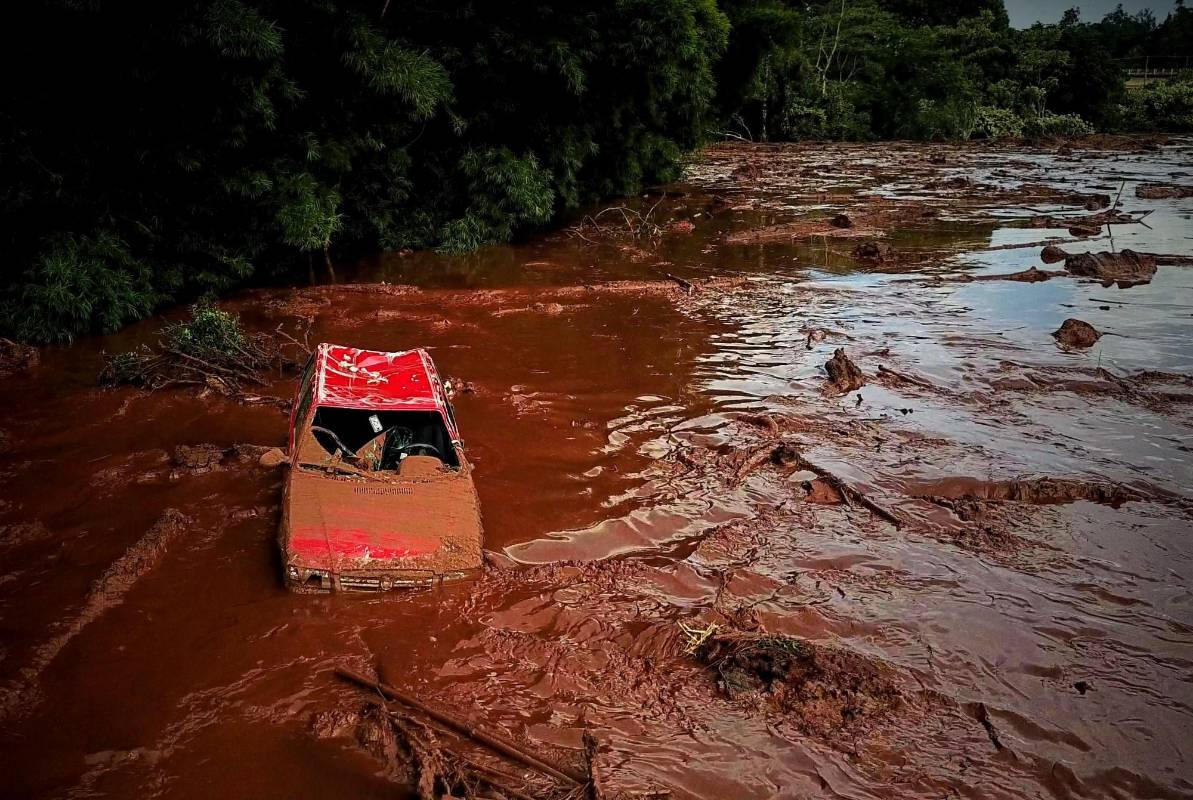 Según los bomberos, por lo menos nueve personas han muerto y 354 están desaparecidas después de que un río de lama arrasara la mina Feijao, donde trabajaban más de 400 personas de Vale, e inundara la región rural próxima a la ciudad de Brumadinhos. Foto: EFE/ Yuri Edmundo