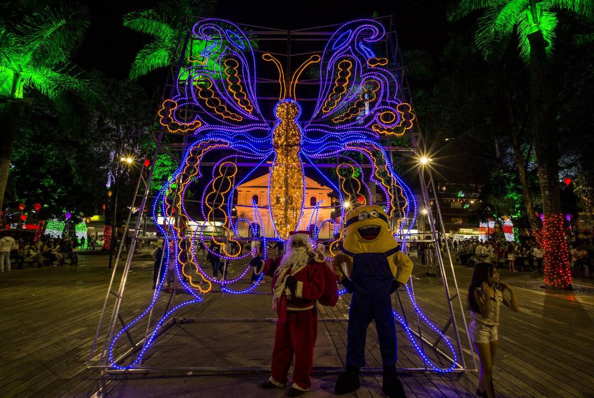 Los arcos en los diferentes parques y algunas avenidas de Itagüí son el motivo principal del alumbrado navideño de 2018, un diseño que permite a los visitantes disfrutar más de cerca y llevarse buenas fotos como recuerdo. Foto: Jaime Pérez.