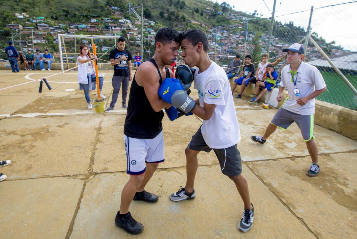 En una cancha de cemento, con huecos y porterías rotas, donde un día el Estado llegó y luego se esfumó, se improvisa el escenario. FOTO: JUAN ANTONIO SÁNCHEZ O.