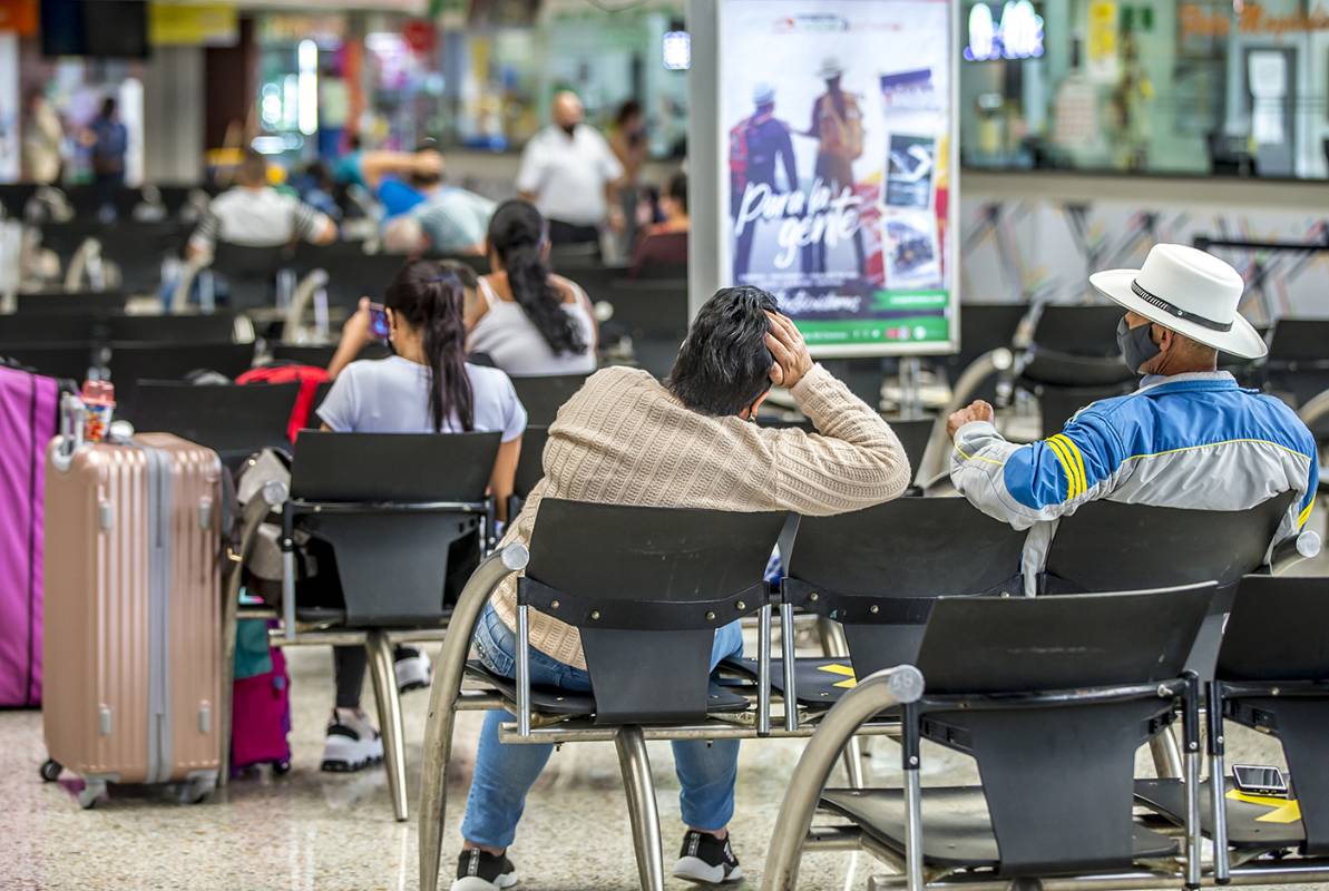 Los viajeros deben cumplir con protocolos de bioseguridad que incluyen el tamizaje de síntomas, zonas de aislamiento, desinfección de espacios y control de aforo en los buses. Foto Juan Antonio Sánchez Ocampo 