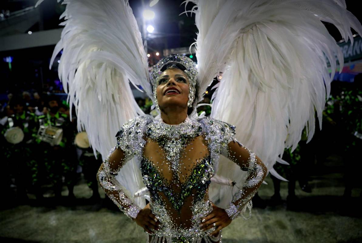 Integrantes de la escuela de samba del Grupo Especial Imperio Serrano desfilan este domingo durante la celebración del carnaval. Foto: EFE Antonio Lacerda