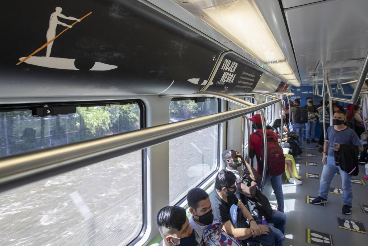 El Metro conmemora la obra de 12 escritores afrocolombianos. Se trata fragmentos de poemas que están escritos dentro de tres vagones en la edición de la 14 fiesta del libro en Medellín. Foto: Manuel Saldarriaga Quintero.