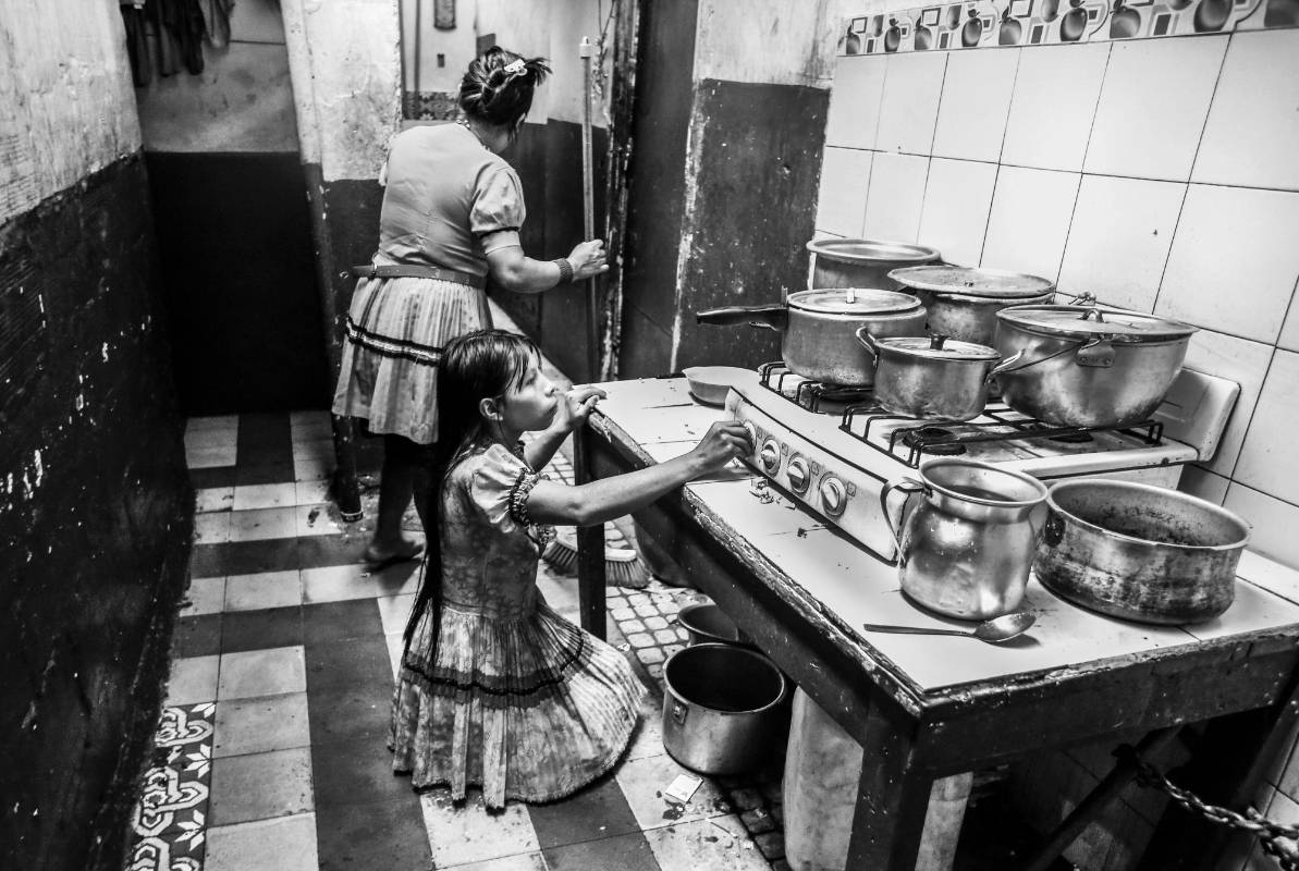 Algunos de los indígenas que se dedican a la mendicidad no pertenecen a comunidades antioqueñas, vienen de Chocó y Risaralda. Algunos han denunciado que son víctimas de explotación y que no pueden regresar a sus territorios. Foto: Manuel Saldarriaga Quintero.