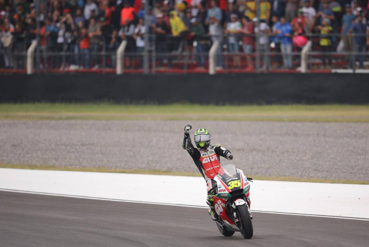 El piloto británico de MotoGP Cal Crutchlow, del equipo LCR Honda Castrol, saluda al publico tras ganar la carrera.