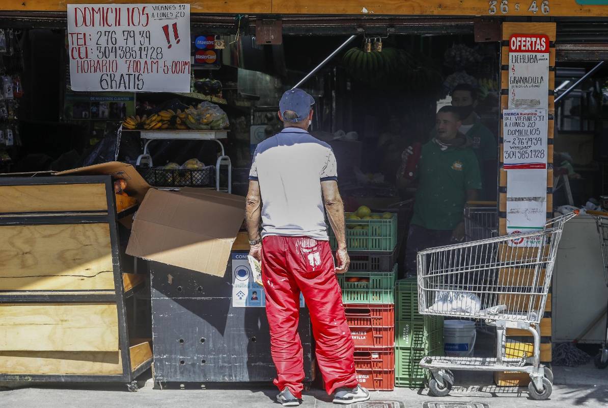 Las tiendas de barrio y los supermercados incrementaron las ventas a domicilio como respuesta a la cuarentena estricta. FOTO MANUEL SALDARRIAGA QUINTERO