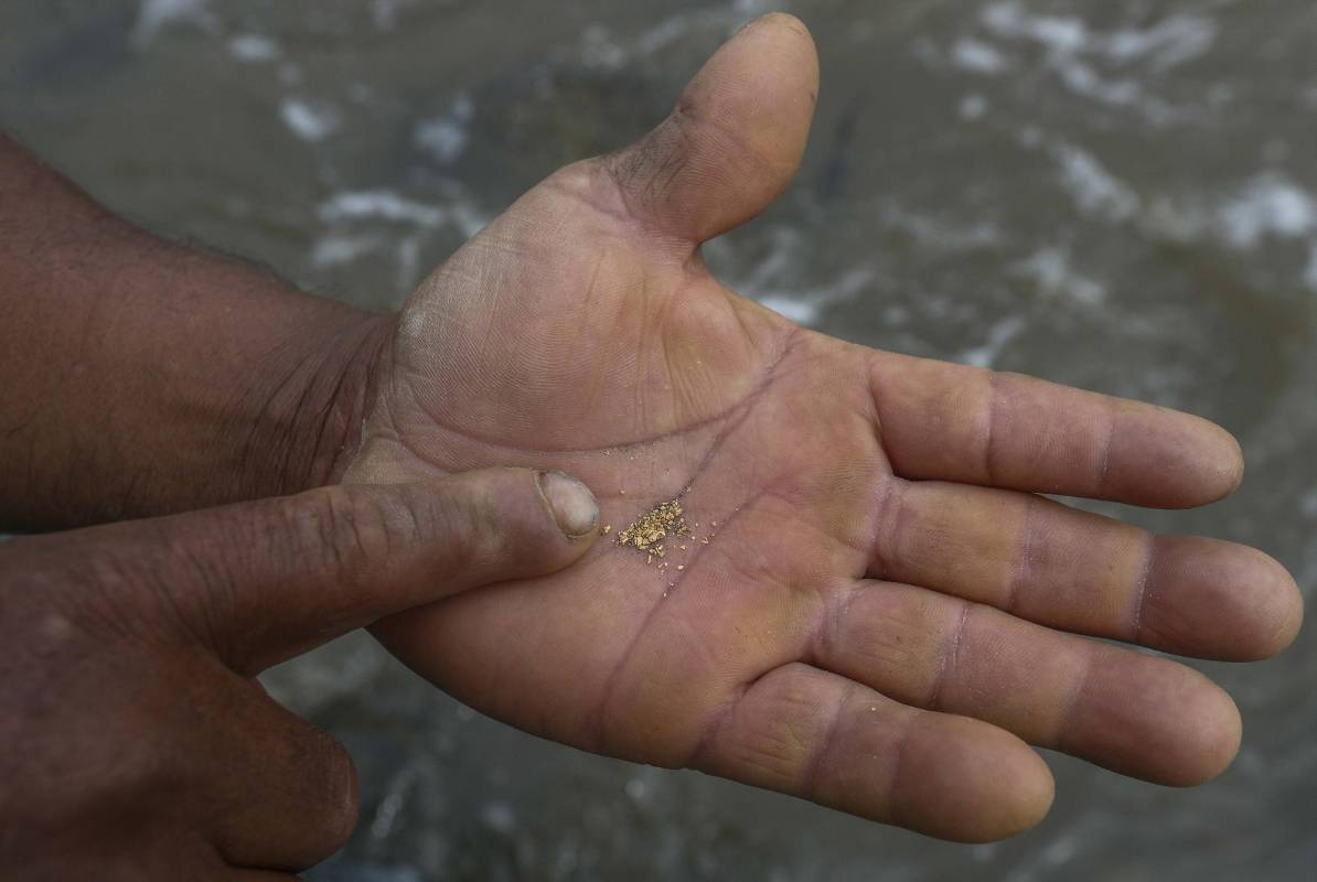 A orillas del río Medellín, en el municipio de Barbosa, algunas personas extraen de forma artesanal el mineral que les da el sustento para ellos y sus familias en esta época de crisis económica por el Covid - 19. Foto: Manuel Saldarriaga Quintero.