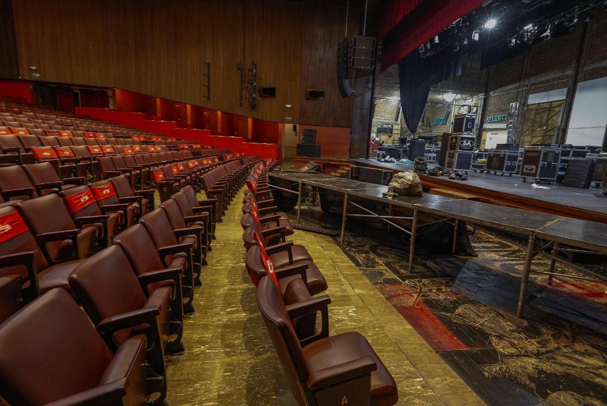 La crisis ronda a los teatros de Medellín debido a que aún no han podido brindar sus presentaciones artísticas. La pandemia afectó de forma contundente su cotidianidad y los espacios vacíos ahora son aprovechados por los mismos artistas para reacomodar y hacer mantenimiento al lugar. Siguen a la espera de recomenzar la función porque el show debe continuar. Foto Manuel Saldarriaga Quintero.