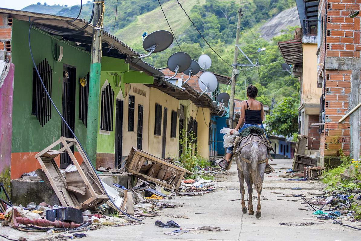 Así luce el barrio La Arrocera en Puerto Valdivia lleno de escombros y basura productos de la creciente del Cauca y los saqueos a las viviendas evacuadas. FOTO JUAN ANTONIO SÁNCHEZ OCAMPO