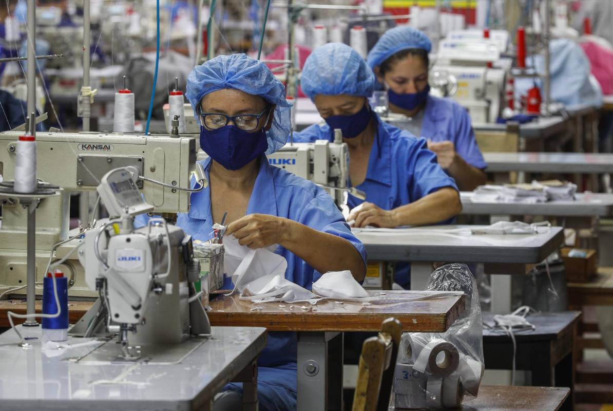 El sector de la confesión Antioqueña encontró oportunidades en medio de la emergencia sanitaria, seguir operando en la producción de implementos como el tapabocas y claves para la generación de empleo por estos días. Felja es una de la empresas que confecciona camisetas para el Éxito. Foto: Manuel Saldarriaga Quintero