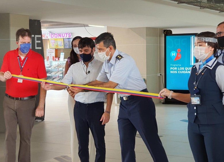 Esta fue la la inauguración de los vuelos de Satena en el Aeropuerto Olaya Herrera. FOTO cortesía satena.