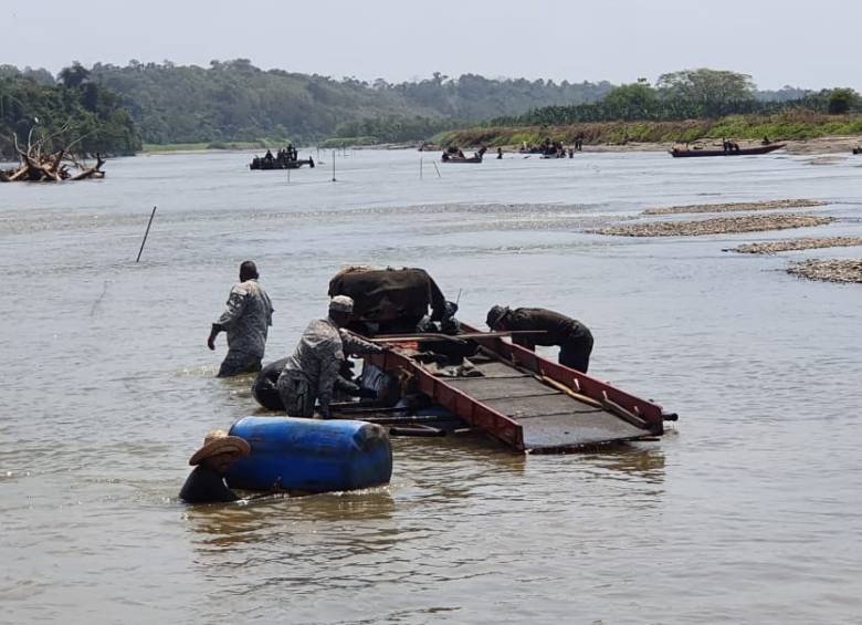 Las dragas y motobombas estaban dispersas por distintos puntos del río Cauca, en jurisdicción de Caucasia, según la Armada. FOTO: Cortesía de la Armada.
