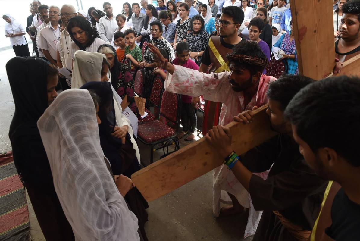Los pakistaníes participaron activamente de la obra teatral en la cual se recreó la crucifixión de Jesucristo a las afuera de la iglesia de San Antonio en la ciudad de Krachi de la provincia de Sindh (Pakistán). FOTO AFP